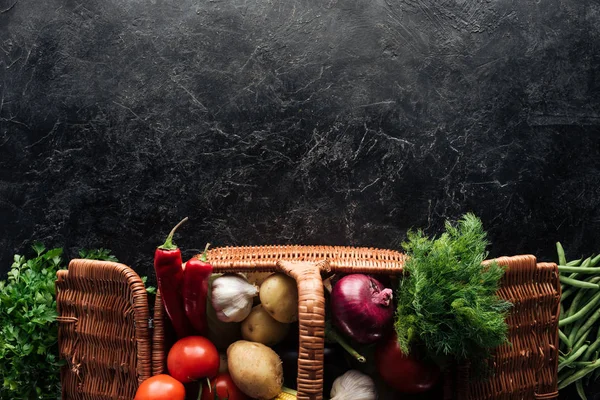 Flache Liege Mit Verschiedenen Frischen Gemüsesorten Korb Auf Schwarzer Marmorplatte — Stockfoto