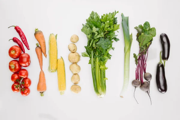 白で隔離配置新鮮な秋野菜とフラット レイアウト — ストック写真