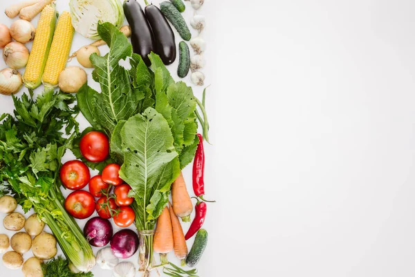 Tendido Plano Con Verduras Frescas Otoño Dispuestos Aislados Blanco —  Fotos de Stock