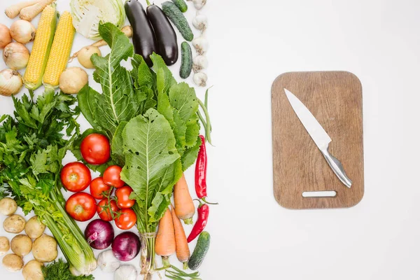 熟した秋野菜と白で隔離ナイフで木製のまな板フラット レイアウト  — 無料ストックフォト