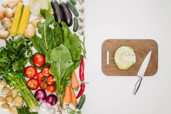 Vista Superior Verduras Maduras Arregladas Tabla Cortar Con Cuchillo Repollo — Foto de Stock