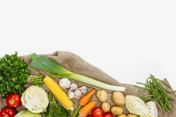 Σύνθεση Των Τροφίμων Φρέσκα Λαχανικά Που Διοργανώνονται Λινάτσα Απομονωθεί Λευκό — Φωτογραφία Αρχείου