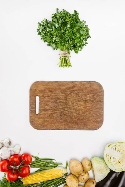 Flat Lay Ripe Autumn Vegetables Empty Wooden Cutting Board Isolated — Stock Photo, Image