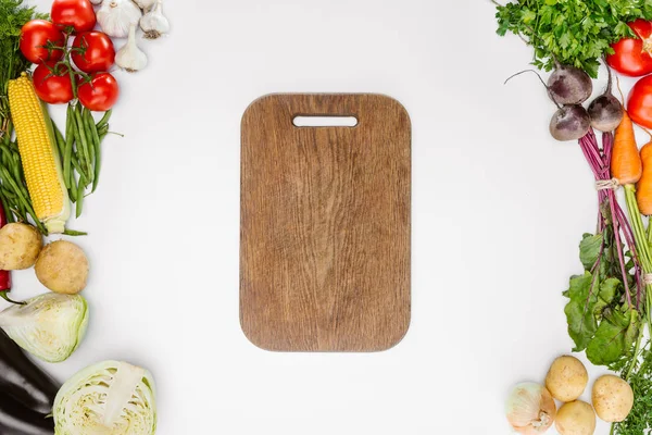 Flat Lay Ripe Autumn Vegetables Empty Wooden Cutting Board Isolated — Free Stock Photo