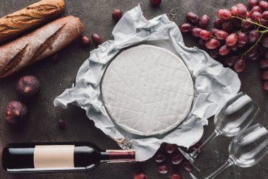 Baget, brie peyniri ve meyve karanlık masa üzerinde düz lay