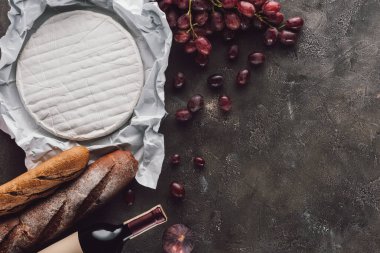 düz lay gıda kompozisyon ekmek ile loafs, camembert peyniri ve şişe şarap karanlık yüzeyi