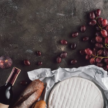 düz lay gıda kompozisyon ekmek ile loafs, camembert peyniri ve şişe şarap karanlık yüzeyi