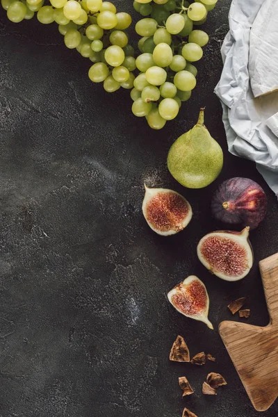 Flat Lay Arranged Figs Grape Cheese Dark Surface — Stock Photo, Image