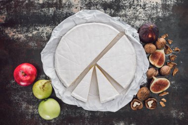 brie peyniri, fındık ve karanlık yüzeyinde düzenlenmiş meyve üstten görünüm