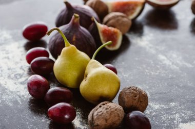 incir, armut ve masa üzerinde düzenlenen Fındık görünümünü kapat