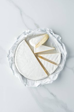 brie peyniri beyaz mermer masa üzerinde yukarıdan