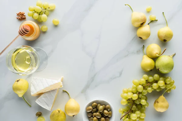 Düz Lay Camembert Peyniri Şarap Meyve Beyaz Mermer Yüzeyi Ile — Stok fotoğraf