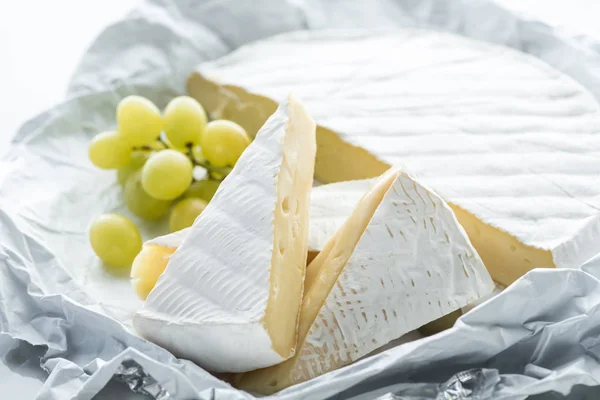 カマンベール チーズとブドウのクローズ アップ表示 — ストック写真