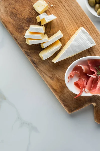 Flat Lay Camembert Cheese Jamon Wooden Cutting Board White Marble — Stock Photo, Image