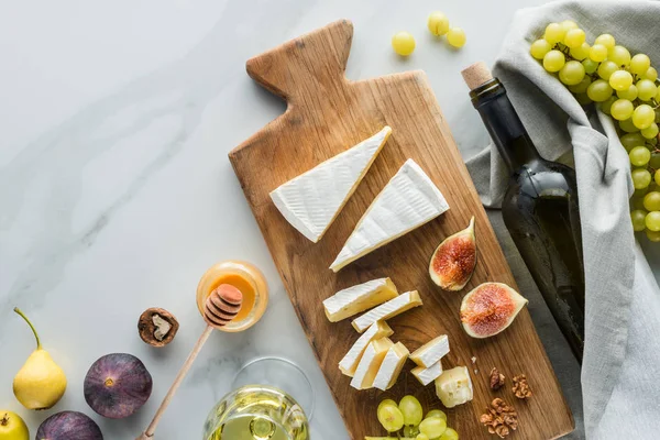 Leigos Planos Com Composição Alimentos Queijo Tábua Corte Mel Vinho — Fotografia de Stock