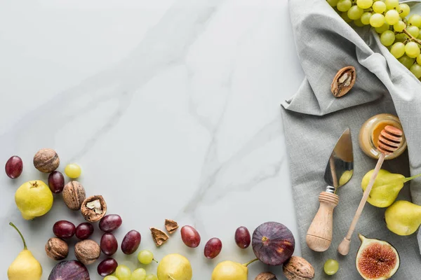 Composición Alimentos Con Frutas Miel Lino Sobre Mesa Mármol Blanco — Foto de Stock
