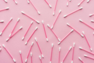 pink, güzellik kavramı izole dağınık pamuk temizleme bezi üstten görünüm
