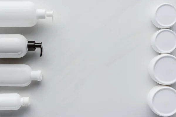 Krem Losyon Şişe Üstten Görünüm Beyaz Yüzey Güzellik Kavramı — Stok fotoğraf