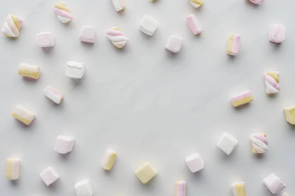 Vista Superior Marshmallows Coloridos Saborosos Superfície Branca — Fotografia de Stock