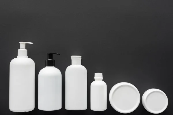 Vista Superior Botellas Plástico Blanco Crema Aislado Negro Concepto Belleza — Foto de Stock