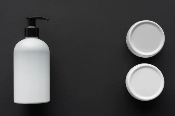 化妆水和奶油瓶的顶部视图黑色 美容理念 — 图库照片