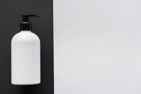 黑色和白色表面的奶油瓶高的看法 美容概念 — 图库照片