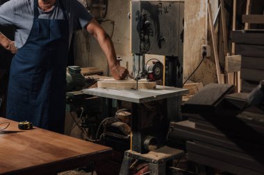 kısmi Ahşap Atölyesi'nde elektrikli matkap yakın duran woodworker görünümünü