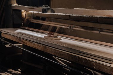 Marangozlar işyeri el çınar ve Atölyesi'nde ahşap tahta ile görünümünü kapat