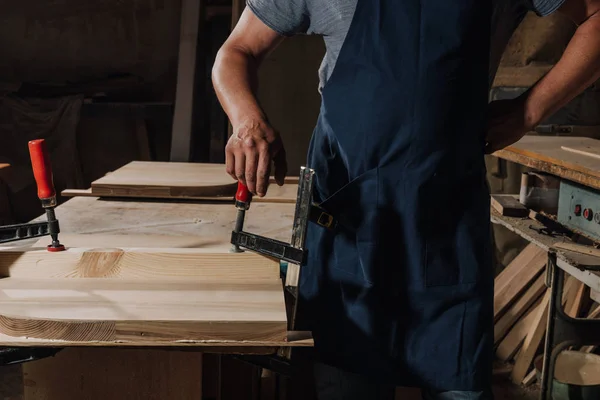 Delvis Skymd Utsikt Över Woodworker Ständiga Akimbo Trä Workshop — Stockfoto