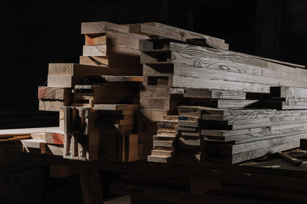закрытый вид на деревянные доски в мастерской
