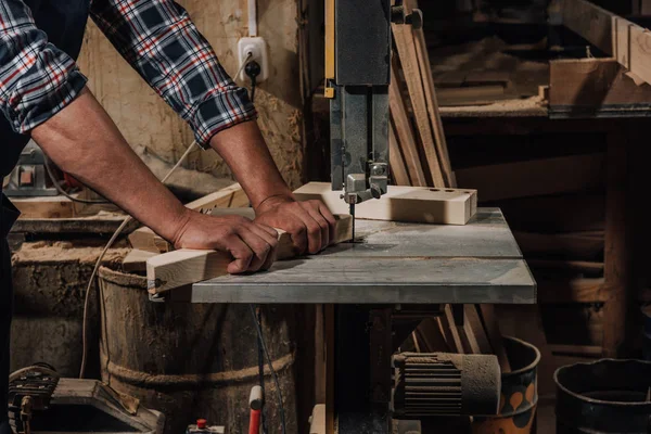 Teilansicht Eines Holzarbeiters Mit Elektrobohrmaschine Auf Holz Der Werkstatt — Stockfoto