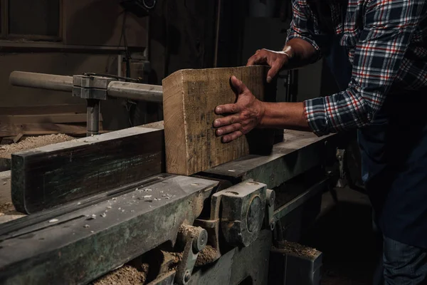 Tiro Cortado Carpinteiro Trabalhando Com Madeira Oficina — Fotografia de Stock
