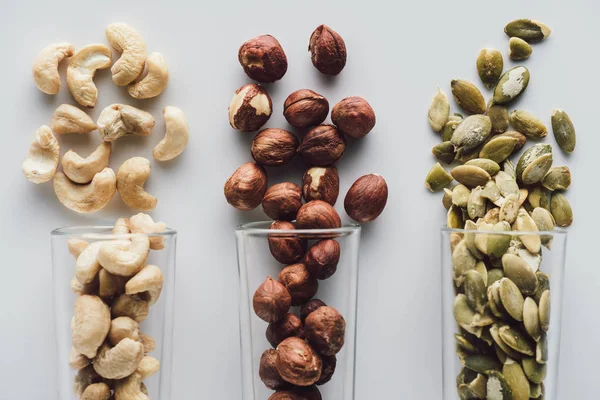 Variasi Kacang Dalam Gelas Cangkir Terisolasi Pada Latar Belakang Putih — Stok Foto