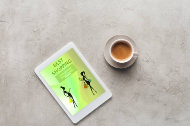 bir fincan kahve ve tablet en iyi app üstünde perde beton yüzeyi alışveriş ile üstten görünüm