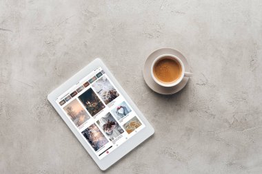fincan kahve ve tablet pinterest Web sitesi ile üstten görünüm üstünde perde beton yüzeyi