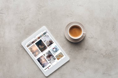 fincan kahve ve tablet pinterest Web sitesi ile üstten görünüm üstünde perde beton yüzeyi