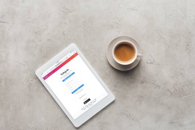 fincan kahve ve tablet instagram Web sitesi ile üstten görünüm üstünde perde beton yüzeyi