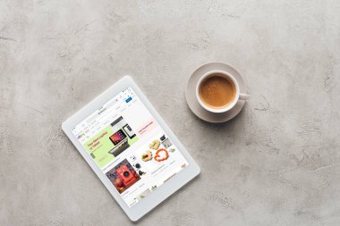 fincan kahve ve tablet ebay Web sitesi ile üstten görünüm üstünde perde beton yüzeyi
