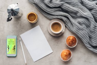 kahve kek, boş kağıt ve en iyi app üstünde perde beton yüzeyi ile örme yün perdelik alışveriş ile smartphone ile üstten görünüm