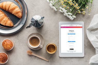 üstünde perde beton yüzeyi pasta ile kahve ve tablet instagram Web sitesi ile üstten görünüm