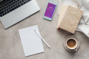 ekran boş kağıt ile beton yüzeyi Tarih dizüstü bilgisayar ile kahve ve smartphone instagram app ile üstten görünüm
