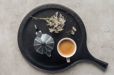 fincan lezzetli kahve ve moka pot alan çiçekli üstten görünüm beton yüzeyi