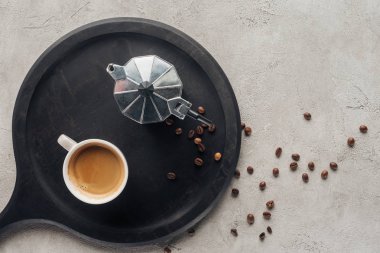 fincan kahve ve moka pot üstten görünüm beton yüzeyi