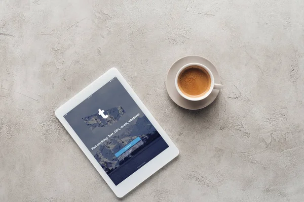 Draufsicht Auf Tasse Kaffee Und Tablet Mit Tumblr App Auf — Stockfoto