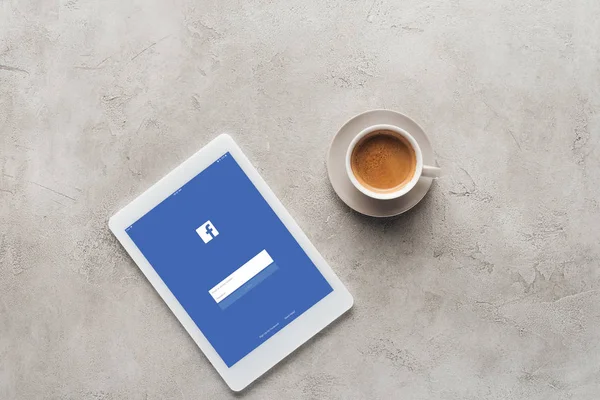 Vista Dall Alto Tazza Caffè Tablet Con App Facebook Sullo — Foto Stock