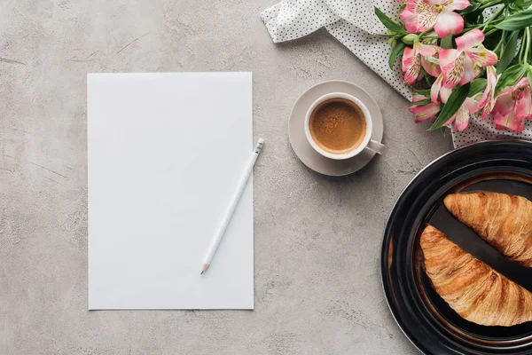 Draufsicht Auf Tasse Kaffee Mit Leerem Papier Croissants Auf Teller — Stockfoto