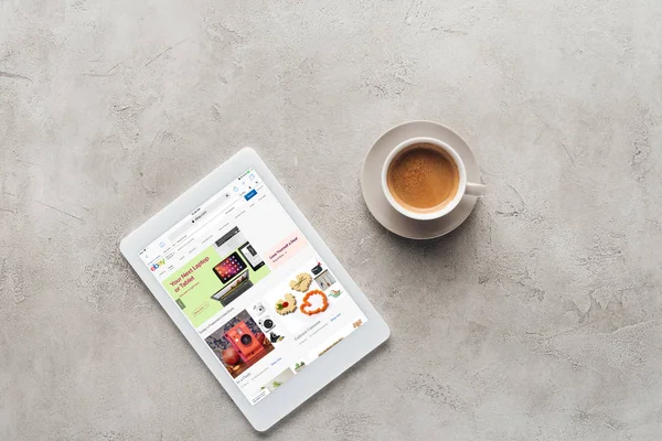 Widok Góry Filiżankę Kawy Tablet Witryny Ebay Ekranie Powierzchni Betonu — Zdjęcie stockowe