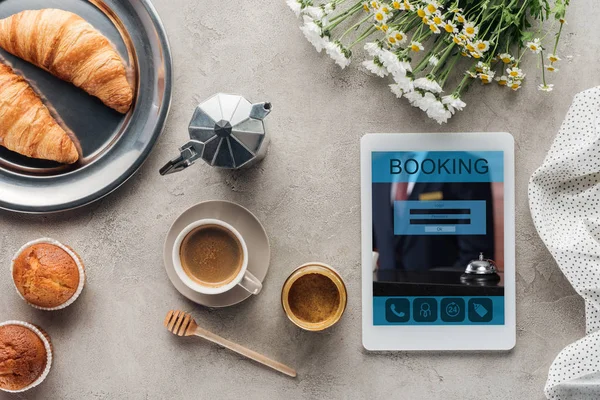 Vista Superior Café Com Pastelaria Tablet Com Aplicativo Reserva Tela — Fotografia de Stock