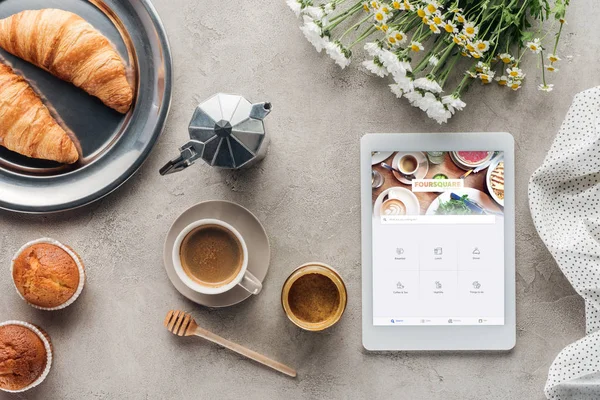 Puncak Tampilan Kopi Dengan Pastry Dan Tablet Dengan Aplikasi Empat — Stok Foto