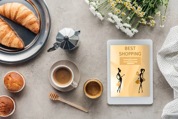 Kaffee Mit Gebäck Und Tablet Mit Bester Shopping App Auf — Stockfoto